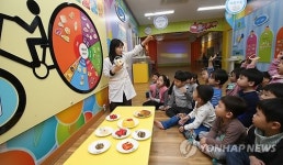 영양교육 받는 어린이들