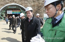 최경환, 강남순환도로 건설공사 현장 방분