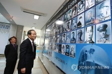 호국의 쉼터 둘러보는 박승춘 처장