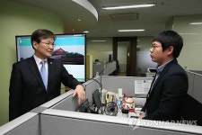 클라우드 기업 영림원소프트랩 현장 방문한 최양희 장관
