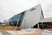 바다 위 빙하…3천석 인천 선학국제빙상경기장 개장