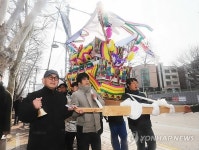 상여 메고 행진하는 연극인들