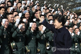 임관 장교들 환영받는 박 대통령