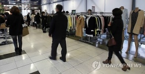 울산 현대백화점 안전불감…소화전 앞에 물건 쌓아