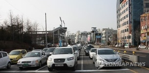 주차장된 수원야구장 앞 1번국도