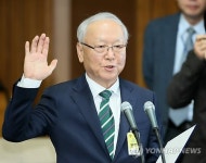 이병호 "정치개입 국정원 망쳐…역사적 범죄자 안될것"