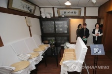 응접실 둘러보는 시민들