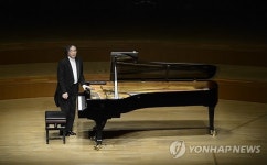 백건우 도쿄 리사이틀…한일우호 기원하며 듀엣 연주