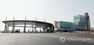 개장 앞둔 인천 신항 입구