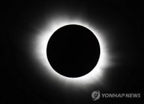 북유럽 개기일식 우주쇼…관광객들 