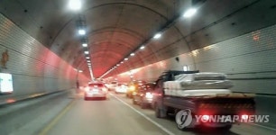 미시령 터널 안에서 승용차 뒤집혀…극심한 체증