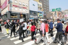 부산 원도심 관광하는 일본인들