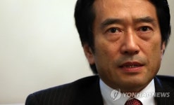 인터뷰하는 가와무라 야스히사 日외무보도관