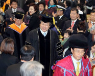 김무성 대표 "명예 행정학 박사 됐습니다"