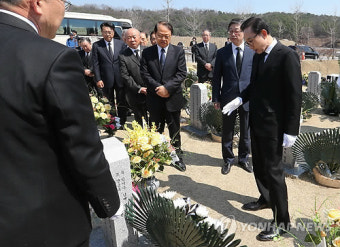 '천안함 묘역' 찾은 이명박 전 대통령
