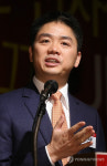 제이디닷컴 소개하는 류창둥 징둥그룹 회장