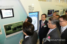 LS산전 R&D 캠퍼스 둘러보는 문재도 차관