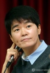 강연하는 노희경 작가