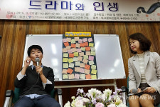 강연하는 노희경 작가
