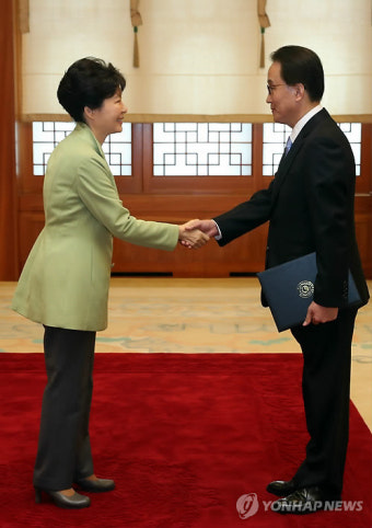 신임장 수여하는 박 대통령