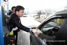 꽃씨 나눠주는 신원섭 산림청장