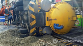 현대백화점 신촌점 앞 도로 지반 침하로 차량 전도