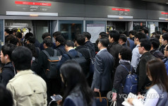 출근대란 뚫고 열차에 오르는 시민들