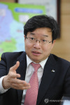 인터뷰하는 염태영 수원시장