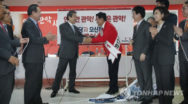 오신환 후보 격려하는 김무성 대표