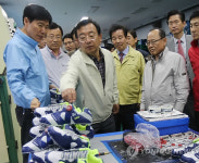 부산 신발제조공장 둘러보는 소상공인 특위
