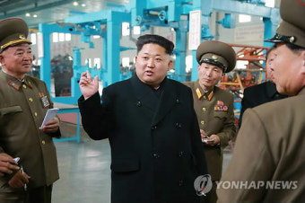군수기계공장 시찰하는 북한 김정은