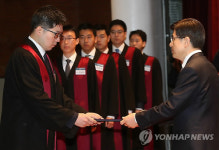 임명장 받는 신임 검사들