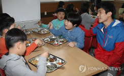 무상급식 중단 항의 단식하는 교사