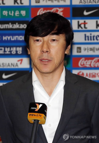 인터뷰하는 신태용 감독