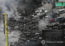 불에 탄 수백 대의 자동차