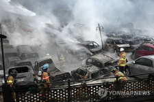 중고차매매단지 한밤 화재에 폭싹…펑펑 전쟁터 방불