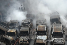 중고차매매단지 한밤 화재에 폭싹…펑펑 전쟁터 방불