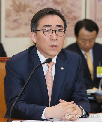 답변하는 조태열 외교차관