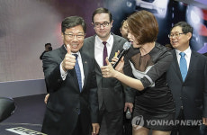 서울모터쇼 르노삼성자동차 부스 방문한 윤상직 장관