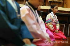 서당에서 예절교육 받는 어린이들