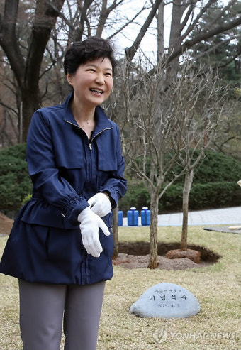 나무 심은 뒤 활짝 웃는 박 대통령