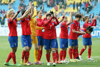 팬들에게 인사하는 한국여자축구국가대표팀