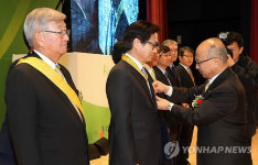 국민훈장 모란장 받는 원희목 대한약사회 자문위원