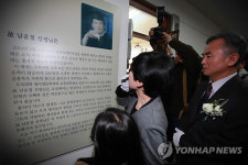 강의실 외부 둘러보는 남윤철 교사 부모