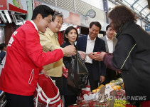 시장 방문한 김무성 오신환