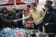 시장 방문한 김무성 오신환