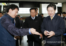 개찰구 통과하는 유기준 장관
