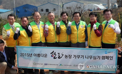 이동필 농림장관, 전북 한돈농장서 나무식재