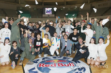 내가 종이비행기 날리기 국가대표!