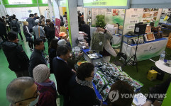 코리아마트식품자동판매기 | 다양한 식자재 살펴보는 관람객들